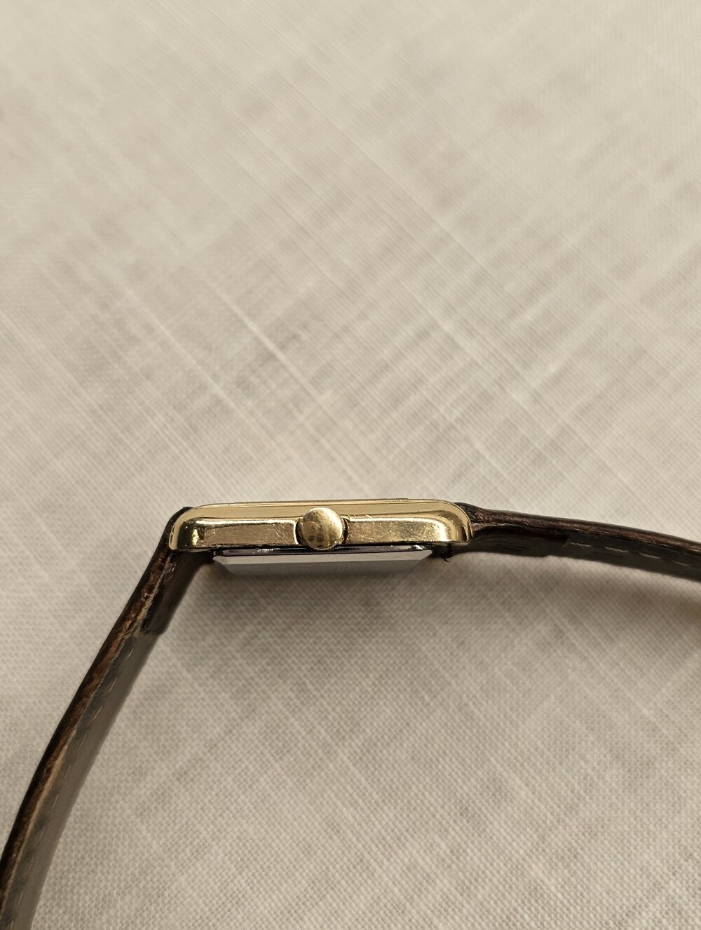 Vintage 1981 Seiko "Tiny Tank" Linen Dial Retro Minimalist Watch — New Battery! - Picture 7 of 11